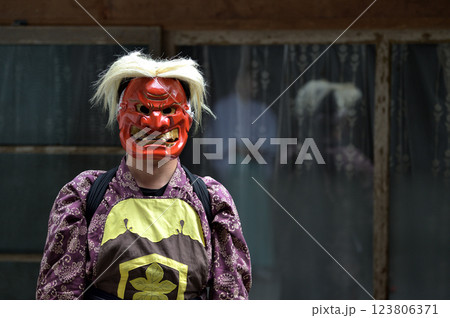 志呂神社の秋祭り　鬼の装束まとった棒使い 123806371