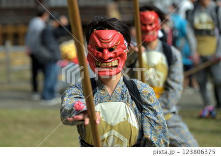 志呂神社の秋祭り 鬼の装束まとい六尺棒を持った女性の棒使い 志呂神社の秋祭り 鬼の装束まとい六尺棒を持った女性の棒使い 123806375