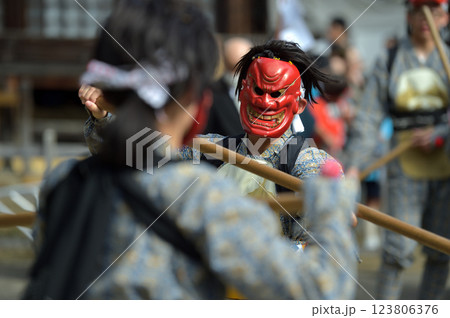志呂神社の秋祭り　鬼の装束まとい六尺棒を持った女性の棒使い 123806376