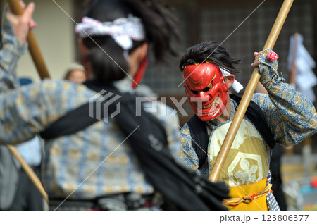 志呂神社の秋祭り 鬼の装束まとい六尺棒を持った女性の棒使い 志呂神社の秋祭り 鬼の装束まとい六尺棒を持った女性の棒使い 123806377
