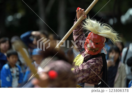 志呂神社の秋祭り　鬼の装束まとい六尺棒を持った棒使い 123806378