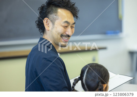 保護者面談をする先生 123806379