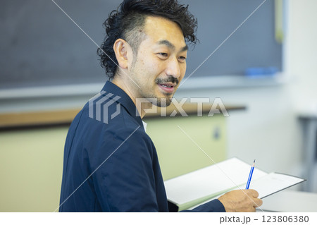 保護者面談をする先生 保護者面談をする先生 123806380