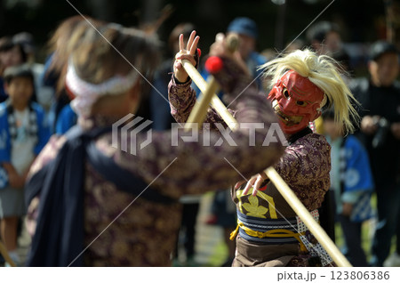 志呂神社の秋祭り　鬼の装束まとい六尺棒を持った棒使い 123806386