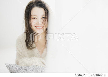 白いニットの女性 白いニットの女性 123806634