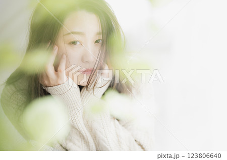 白いニットの女性 白いニットの女性 123806640