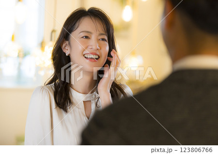 デートする40代カップル デートする40代カップル 123806766