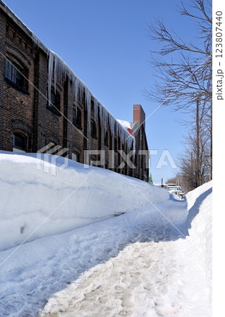 レトロ感あるレンガの建物と「ツララ」「雪の壁」岩見沢市街にて 123807440