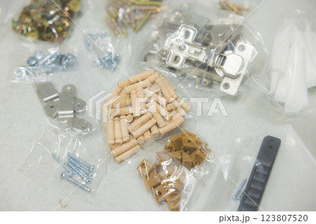 たくさんのパーツの組み立て家具を組み立てる男性 たくさんのパーツの組み立て家具を組み立てる男性 123807520