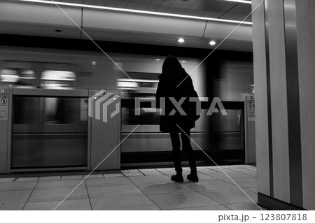 モーションブラー　表参道駅 123807818