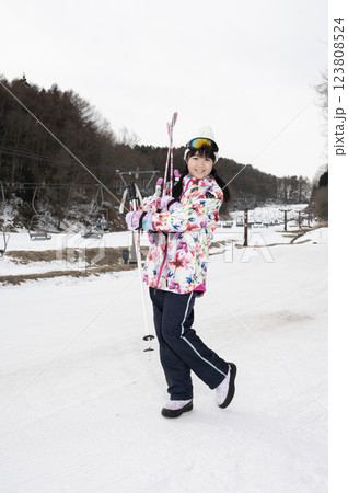 スキー場のゲレンデと女の子 スキー場のゲレンデと女の子 123808524