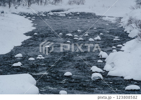 川の雪景色 積もった雪帽子と川の流れ　d-2 低彩度高コントラスト 123808582