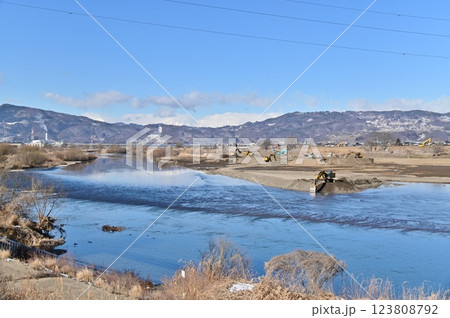 千曲川の堆積土砂の撤去作業中 123808792