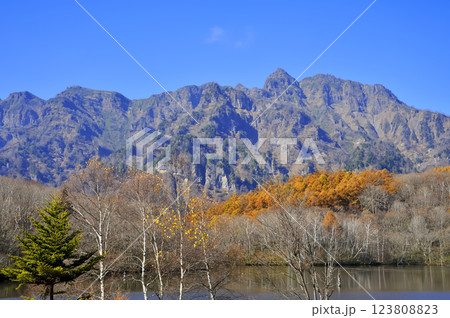 戸隠山と鏡池 戸隠山と鏡池 123808823