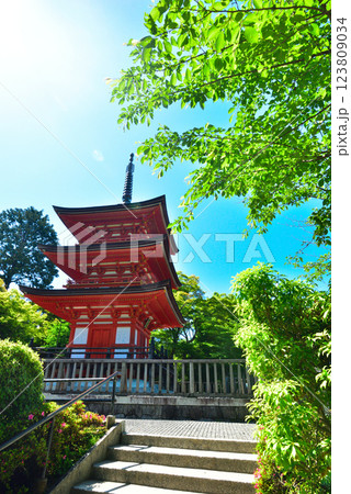 新緑が眩しい京都 清水寺 新緑が眩しい京都 清水寺 123809034