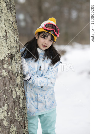 スキー場のゲレンデと女の子 スキー場のゲレンデと女の子 123809209
