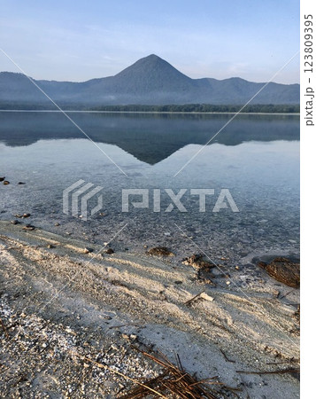 恐山から宇曽利湖越しに眺める大尽山 123809395