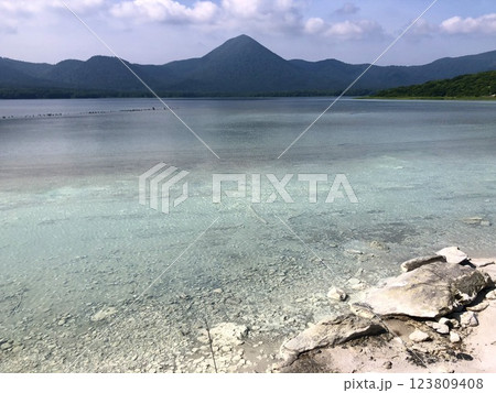 恐山から宇曽利湖越しに眺める大尽山 恐山から宇曽利湖越しに眺める大尽山 123809408