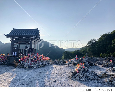 早朝の恐山境内 早朝の恐山境内 123809494