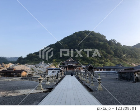 早朝の恐山境内 123809501