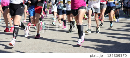 マラソン大会で力走する女性ランナーたち マラソン大会で力走する女性ランナーたち 123809570