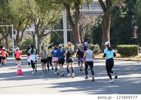 マラソン大会で力走する女性ランナーたち 123809577