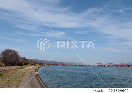 午後の河川敷にて 123809600
