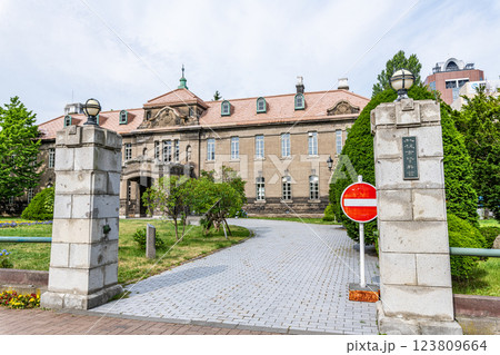 北海道札幌市　晴天の札幌市資料館（旧札幌控訴院） 123809664