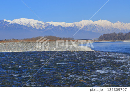 早春の安曇野　犀川と北アルプス 123809797