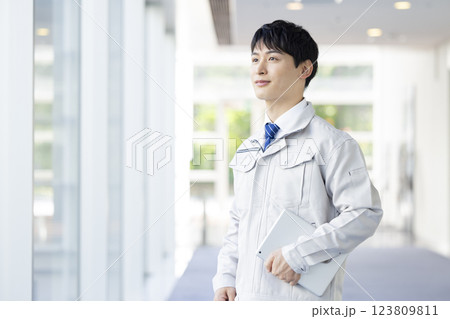ビジネス 作業着を着ている男性のポートレート ビジネス 作業着を着ている男性のポートレート 123809811
