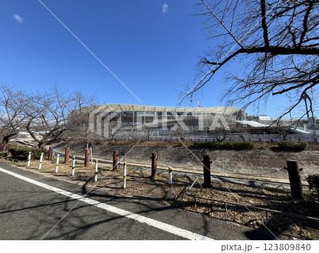 完成に向けて工事が進む名古屋の瑞穂陸上競技場 123809840