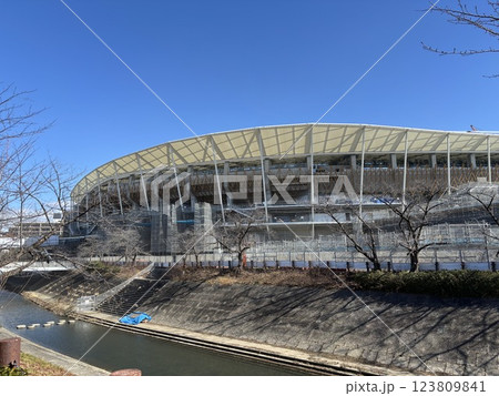 完成に向けて工事が進む名古屋の瑞穂陸上競技場 123809841