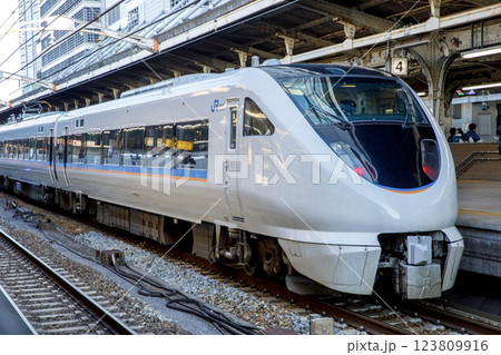 名古屋駅に停車中の683系特急しらさぎ(サンダーバード転用車) 名古屋駅に停車中の683系特急しらさぎ(サンダーバード転用車) 123809916