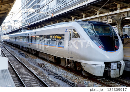 名古屋駅に停車中の683系特急しらさぎ(サンダーバード転用車) 名古屋駅に停車中の683系特急しらさぎ(サンダーバード転用車) 123809917
