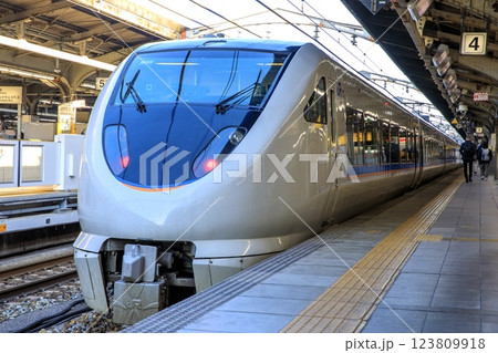 名古屋駅に停車中の683系特急しらさぎ(サンダーバード転用車) 名古屋駅に停車中の683系特急しらさぎ(サンダーバード転用車) 123809918