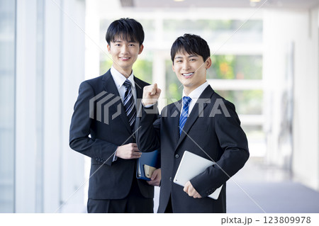 ビジネス　スーツを着ている若い男性 123809978