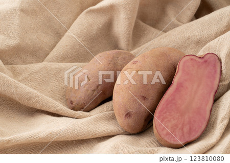 美しいピンク色のジャガイモのノーザンルビー 美しいピンク色のジャガイモのノーザンルビー 123810080