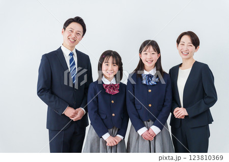 制服を着た子供と家族（入学式・卒業式） 123810369