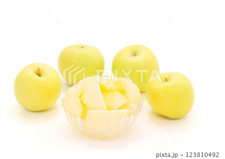 トキ　黄色いリンゴ　カット　デザート　青森県産　明るい背景 123810492