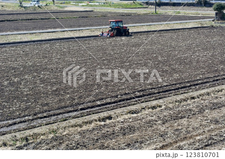 田んぼ 土作り 123810701