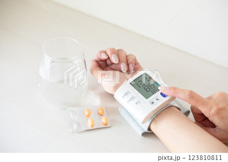 家庭用血圧計と薬 blood pressure monitor 家庭用血圧計と薬 blood pressure monitor 123810811