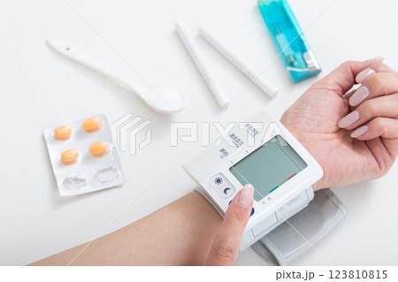 生活習慣病イメージ blood pressure monitor 生活習慣病イメージ blood pressure monitor 123810815