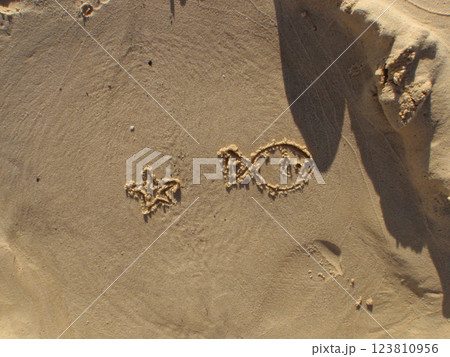 モートン島の砂浜に描いたヒトデと魚, ブリスベン, クイーンズランド, オーストラリア 123810956