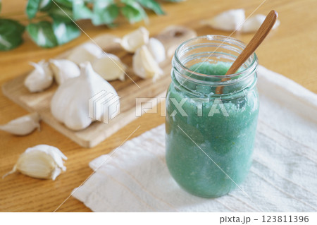 すりおろしたニンニクが緑色に変色するイメージ 123811396