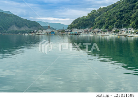 熊本県天草市　世界文化遺産に登録された天草の崎津カトリック教会の朝の海からの眺め 123811599