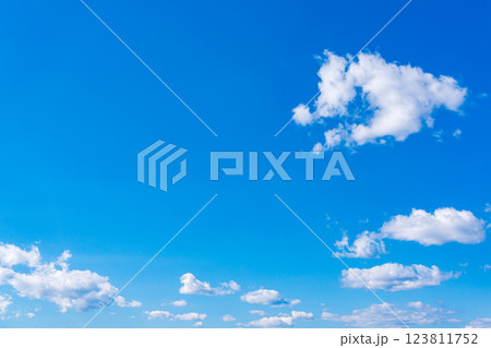 春の青空と雲のフリースペース 春の青空と雲のフリースペース 123811752
