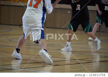 バスケットボール　試合　部活　足元 123811758