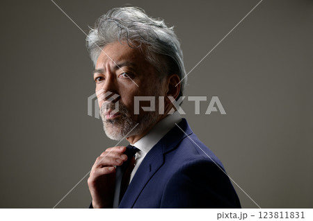 ネクタイを締める男性 ネクタイを締める男性 123811831