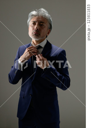 ネクタイを締める男性 ネクタイを締める男性 123811833