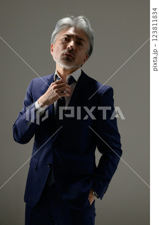 ネクタイを締める男性 ネクタイを締める男性 123811834